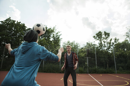 Zwei Jungen spielen Fußball - UUF000788