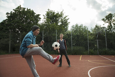 Zwei Jungen spielen Fußball - UUF000789