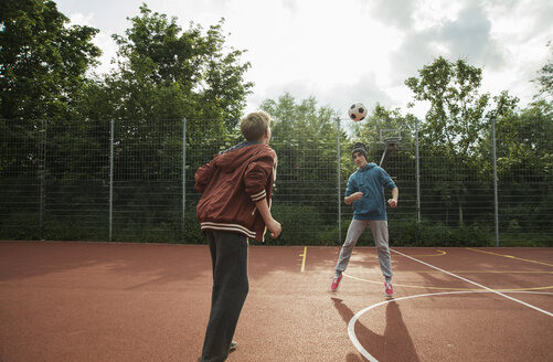 Zwei Jungen spielen Fußball - UUF000790