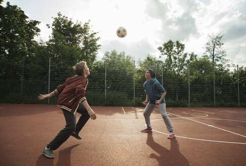 Zwei Jungen spielen Fußball - UUF000756