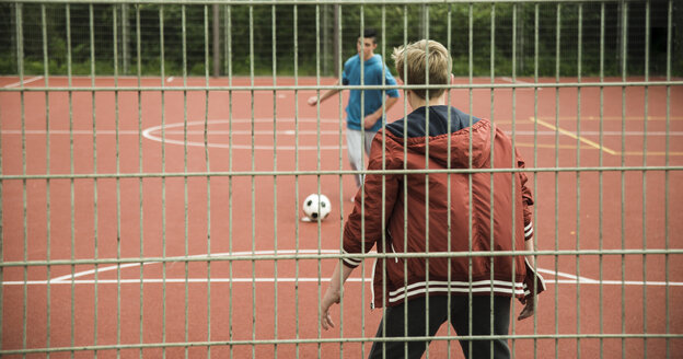 Zwei Jungen spielen Fußball - UUF000760