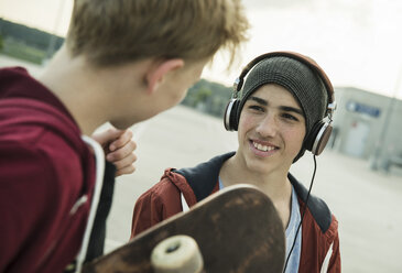 Zwei Jungen mit Kopfhörern und Skateboard - UUF000764