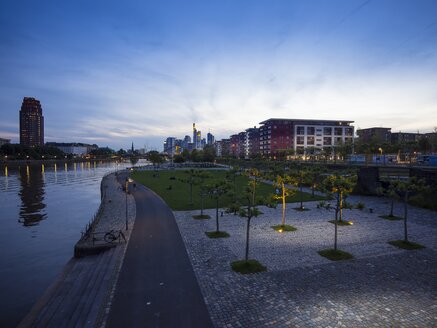 Deutschland, Hessen, Frankfurt, Ostende und Skyline von Frankfurt - AMF002279