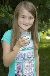 Porträt eines lächelnden Mädchens mit Milchschnurrbart - YFF000158