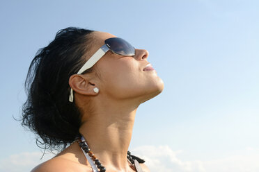 Portrait of young woman wearing sunglasses in front of sky - BFRF000458