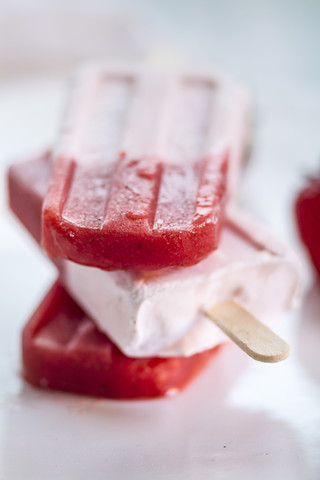 Drei Erdbeer-Joghurt-Eis am Stiel auf einem Teller, Nahaufnahme, lizenzfreies Stockfoto