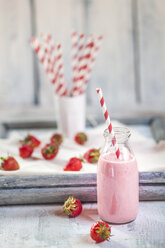 Bottle of strawberry rhubarb smoothie - SBDF000973