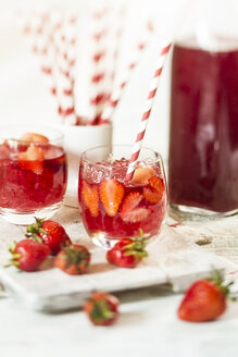 Ein Glas geeister roter Früchtetee mit Erdbeeren und zerstoßenem Eis - SBDF000977