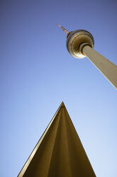 Deutschland, Berlin, Alexanderplatz, Berliner Fernsehturm und Dach - ZMF000289