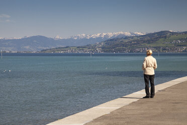 Schweiz, Thurgau, Arbon, Bodensee, Frau steht an Seepromenade - WIF000746