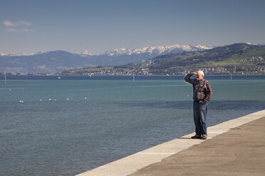 Schweiz, Thurgau, Arbon, Ein älterer Mann steht an der Seepromenade - WIF000735