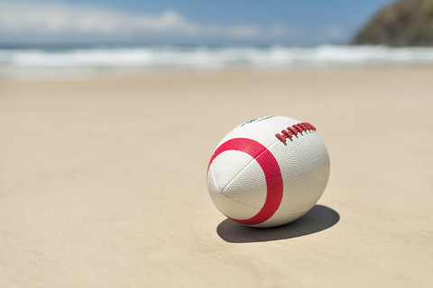 Australien, New South Wales, Byron Bay, Broken Head Naturschutzgebiet, Fußball im Sand am Strand, lizenzfreies Stockfoto