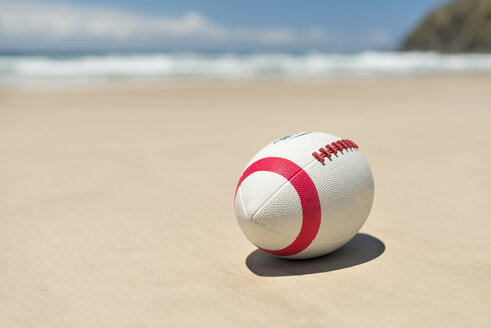 Australien, New South Wales, Byron Bay, Broken Head Naturschutzgebiet, Fußball im Sand am Strand - SHF001399