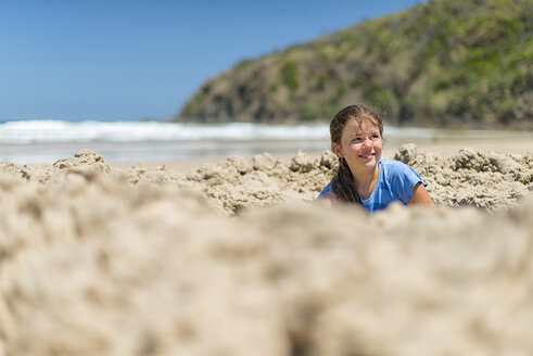 Australien, New South Wales, Byron Bay, Broken Head Naturschutzgebiet, Mädchen spielt im Sand am Strand - SHF001375