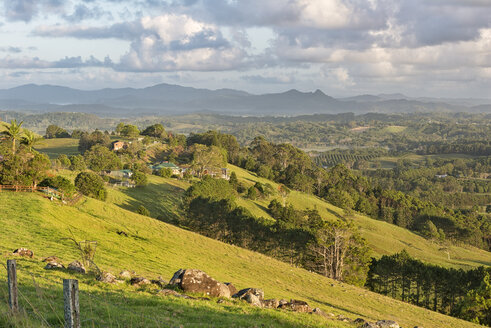 Australia, New South Wales, Byron Bay, early morning view over hilly farmland to the Nightcap national park - SHF001357