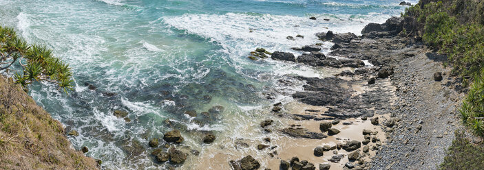 Australien, New South Wales, Byron Bay, Broken Head Naturschutzgebiet, Blick über Bucht mit Felsen - SHF001335