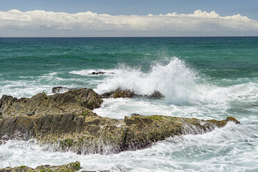 Australia, New South Wales, Byron Bay, Broken Head nature reserve,waves breaking on rocks - SHF001337