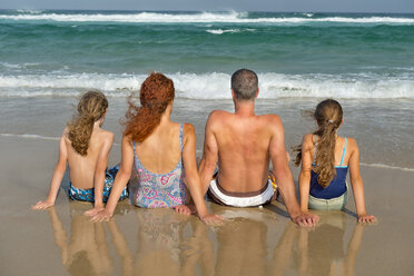 Australien, New South Wales, Pottsville, Familie sitzt am Meer - SHF001352