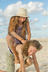 Australia, New South Wales, Pottsville, playful boy and girl on beach - SHF001364