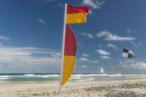 Australien, New South Wales, Pottsville, Sicherheitsflaggen am Strand - SHF001366