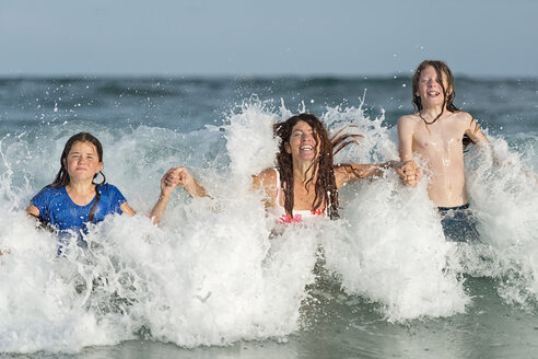 Australien, New South Wales, Pottsville, Familie hat Spaß beim Schwimmen in der Brandung - SHF001368