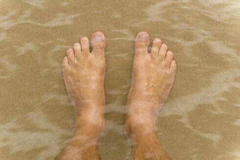 Australien, New South Wales, Pottsville, Doppelbelichtung von männlichen Füßen im Wasser - SHF001347
