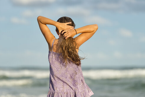 Australien, New South Wales, Pottsville, Mädchen mit langen Haaren am Meer - SHF001381