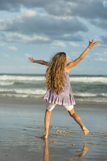 Australien, New South Wales, Pottsville, Mädchen mit langen Haaren am Meer - SHF001382