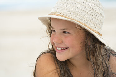 Australia, New South Wales, Pottsville, smiling girl wearing summer hat - SHF001395