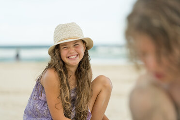 Australia, New South Wales, Pottsville, boy and girl playing in sand on beach - SHF001385