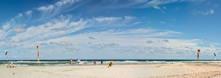 Australien, New South Wales, Pottsville, Sicherheitsfahnen am Strand mit Menschen im Hintergrund - SHF001397