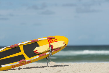 Australien, New South Wales, Pottsville, Strand mit Rettungsschwimmer-Rettungsbrett - SHF001393