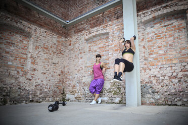 Two women doing workouts in a gym - VTF000271