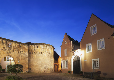 Deutschland, Rheinland-Pfalz, Freinsheim, Eisentor und alte Häuser, lizenzfreies Stockfoto