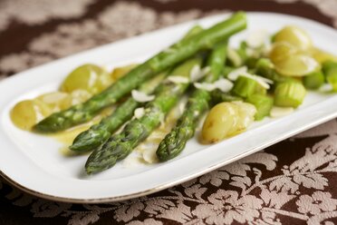 Green asparagus with sauteed grapes and a white wine sauce - HAWF000243