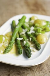 Green asparagus with sauteed grapes and a white wine sauce - HAWF000244