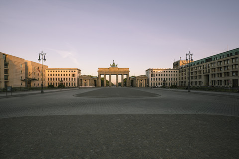 Deutschland, Berlin, Berlin-Mitte, Blick auf das Brandenburger Tor am Morgen, lizenzfreies Stockfoto