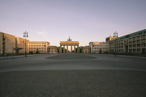 Deutschland, Berlin, Berlin-Mitte, Blick auf das Brandenburger Tor am Morgen - ZMF000290