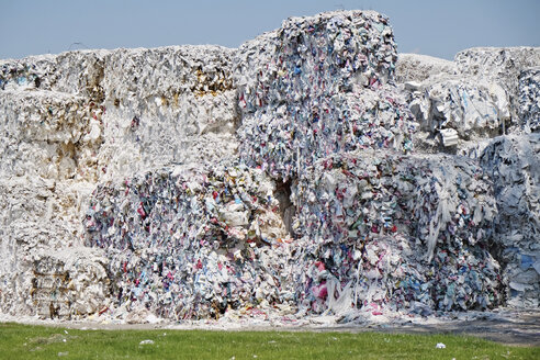 Germany, Rhineland-Palatinate, Mainz-Kostheim, Mountain of waste, Paper - BSC000421