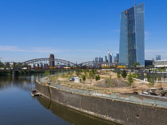 Deutschland, Hessen, Frankfurt, Deutschherrnbrücke, Hauptsitz der Europäischen Zentralbank, Finanzviertel im Hintergrund - AMF002295