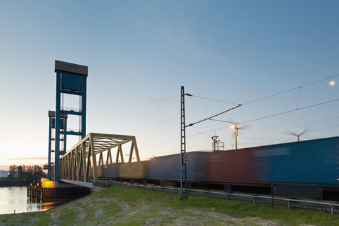 Deutschland, Hamburg, Kattwykbrücke, Zug mit Containern, Windräder im Hintergrund - MSF003996