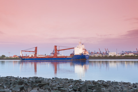 Deutschland, Hamburg, Hamburger Hafen, Köhlbrand, Frachtschiff, lizenzfreies Stockfoto