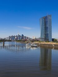 Deutschland, Hessen, Frankfurt, Deutschherrenbrücke, Hauptsitz der Europäischen Zentralbank, Ausflugsboot, Finanzviertel im Hintergrund - AMF002298