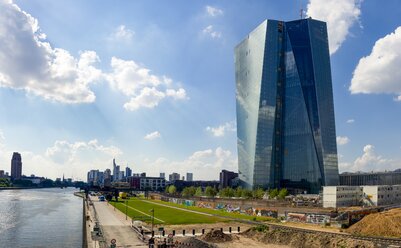 Deutschland, Hessen, Frankfurt, Blick auf das neue Gebäude der Europäischen Zentralbank und die Skyline - AMF002292