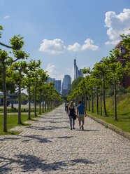 Deutschland, Hessen, Frankfurt, Fußgänger vor der Skyline - AMF002300