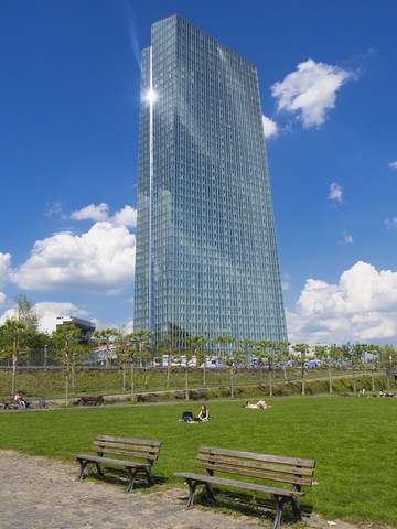 Deutschland, Hessen, Frankfurt, neues Gebäude der Europäischen Zentralbank mit sonnenbadenden Menschen im Vordergrund, lizenzfreies Stockfoto