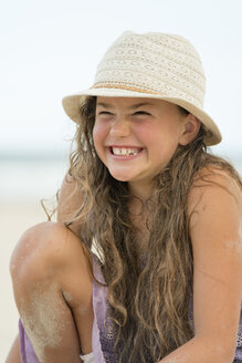 Australien, New South Wales, Pottsville, lächelndes Mädchen am Strand - SHF001405