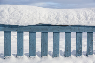 Finland, Rovaniemi, fence in winter - SR000561