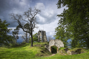 Germany, Baden-Wuerttemberg, Constance district, castle ruin of Hohenhewen with entrance portal and keep - ELF001047