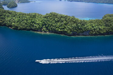 Mikronesien, Palau, Boot mit Touristen auf dem Meer - JWAF000048